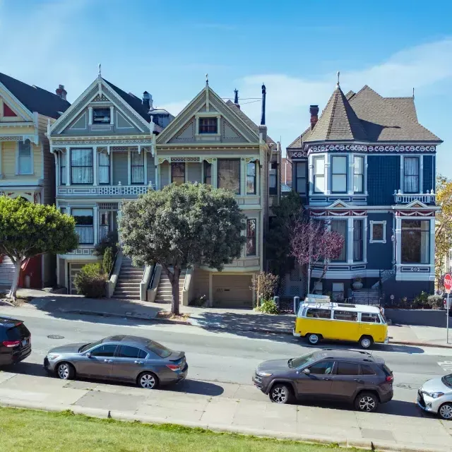 Auto parcheggiate davanti al Painted Ladies